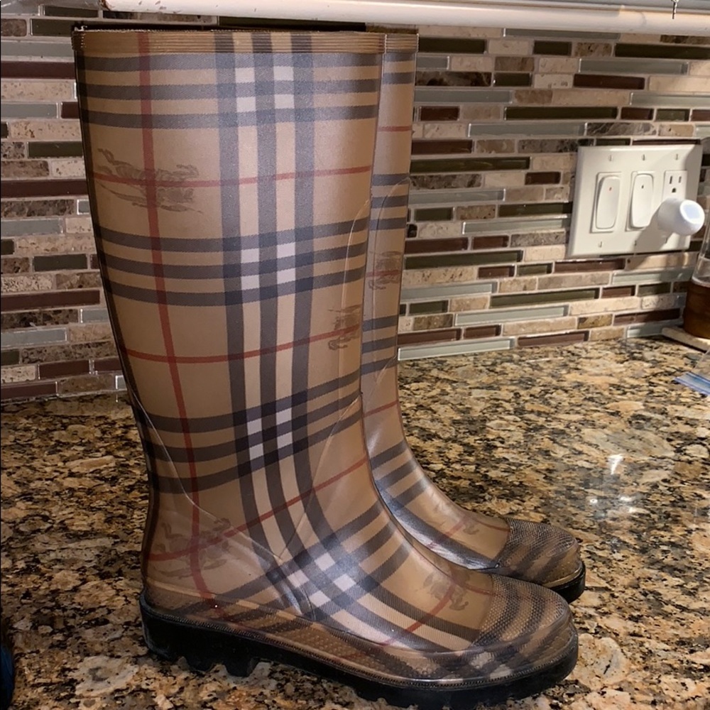 Authentic Burberry Rain Boots 🔥